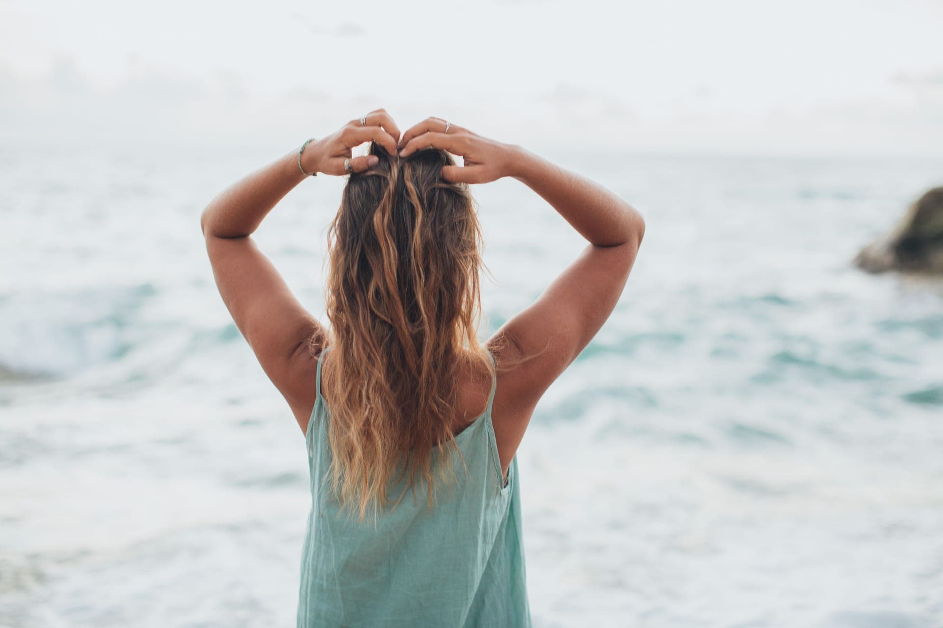 Loose natural waves in mid-length hair